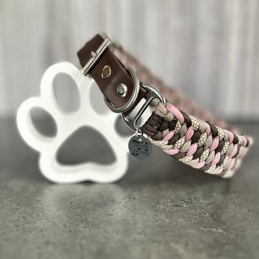 Hundehalsband aus aracrd angeleht an iner Hundepfote