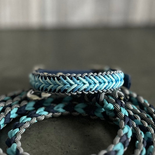 handgemachtes Halsband mit einer Leine in blau