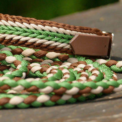 Ein Hundehalsband und Hundeleine liegend auf einer Bank